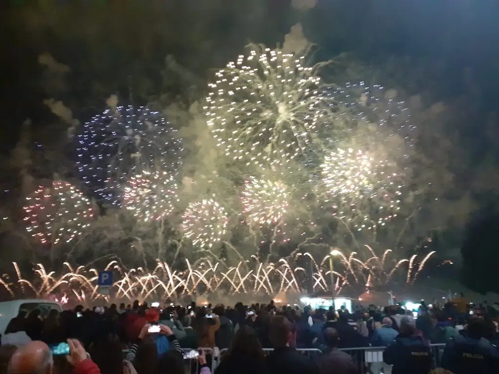 除夕夜，亞速爾群島蓬塔德爾加達市的城市門 (Portas da Cidade) 上演壯觀的煙火表演